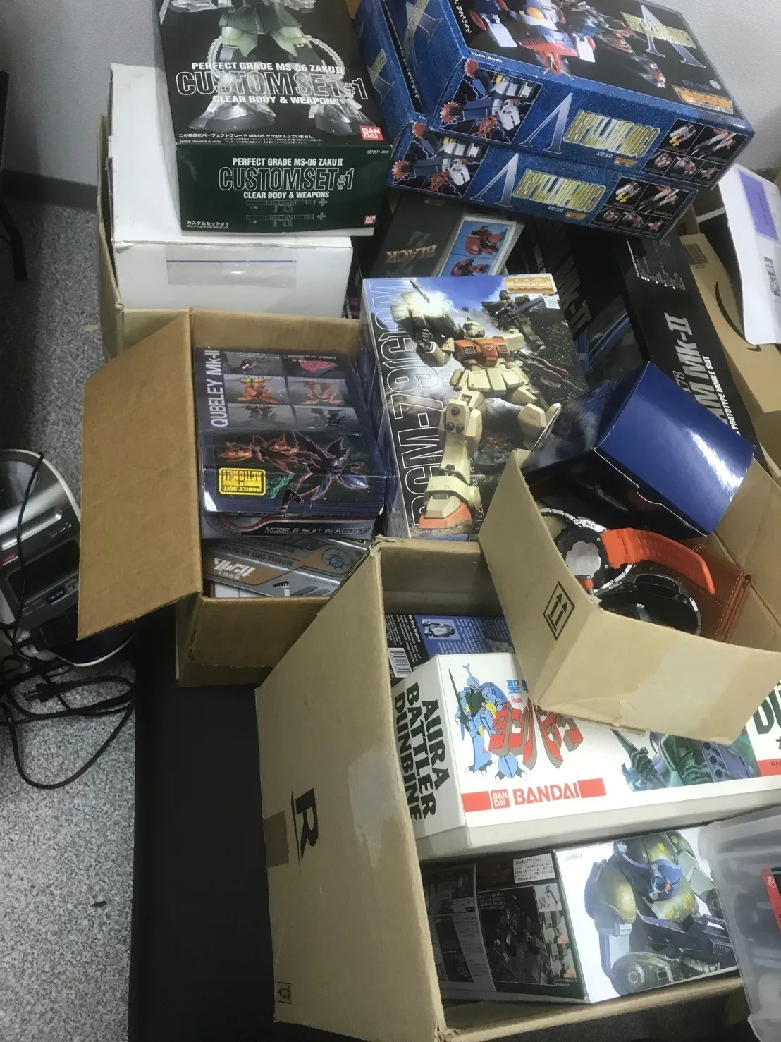 作らずに積まれたプラモデル